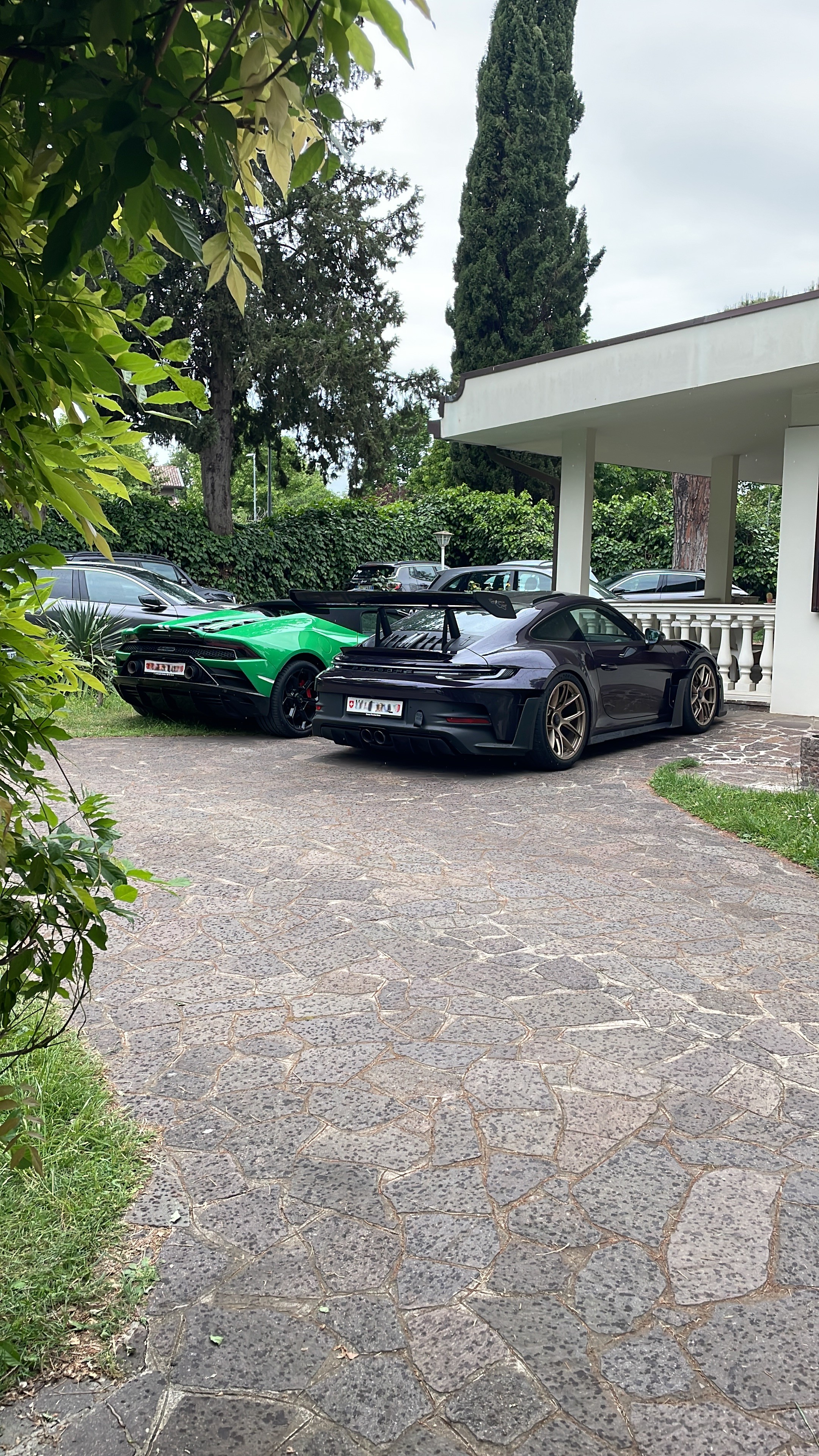 Porsche GT3 e Lamborghini nel giardino